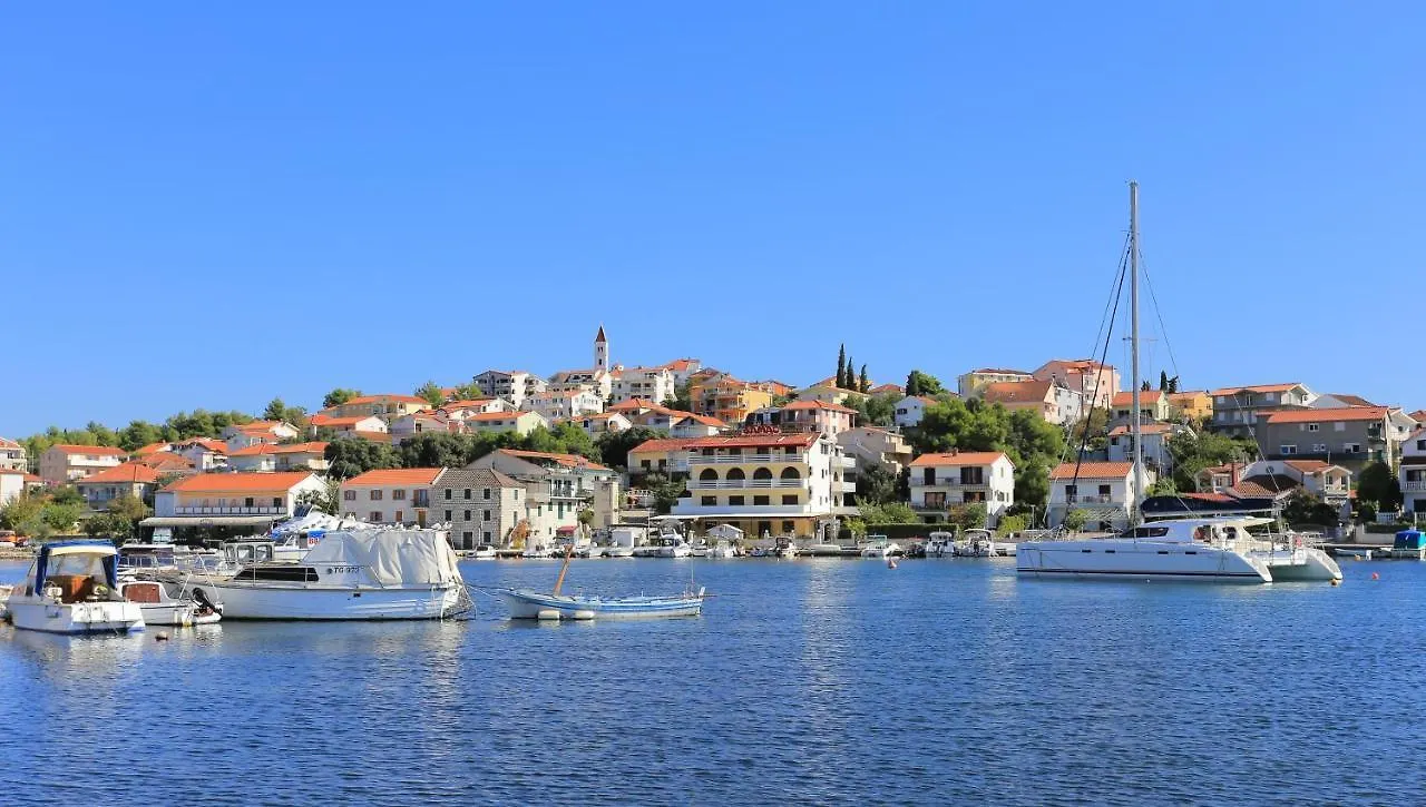 Apartments By The Sea Seget Vranjica, Trogir - 10438 Donji Seget